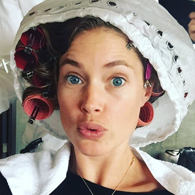 Doutzen Kroes con todo y los tubos en la cabeza.