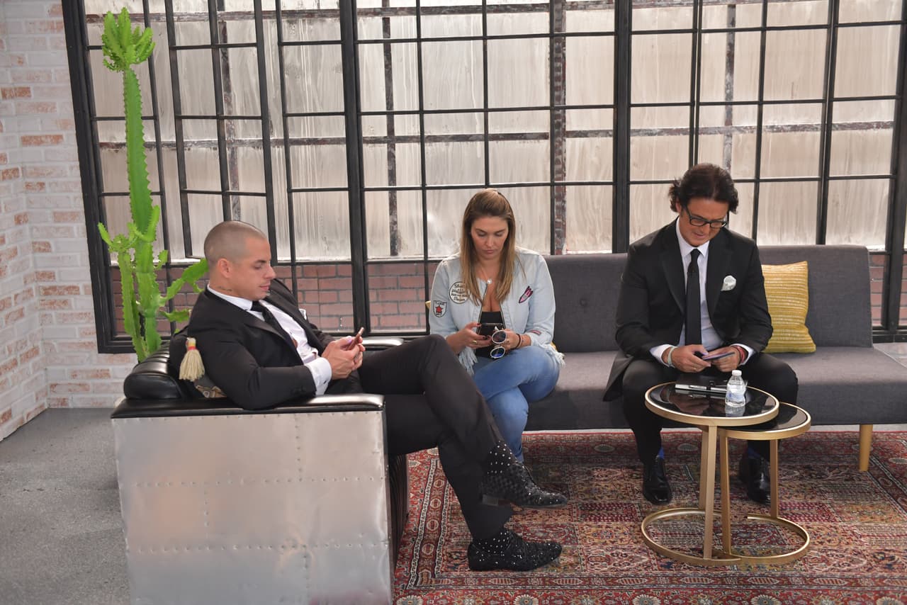 Y demás está decir que ni el talento ni el equipo producción podía despegarse de sus teléfonos.