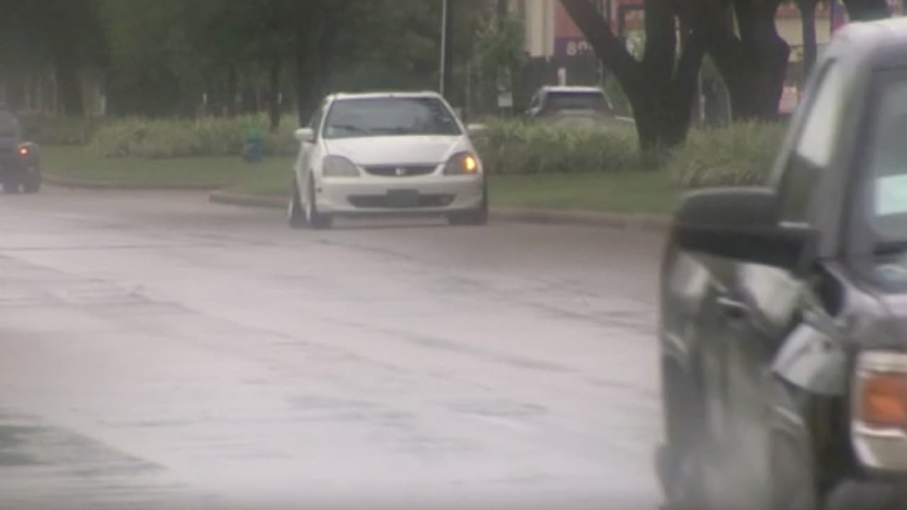 No olvide encender las luces y en caso de fuerte lluvia reduzca la velocidad.