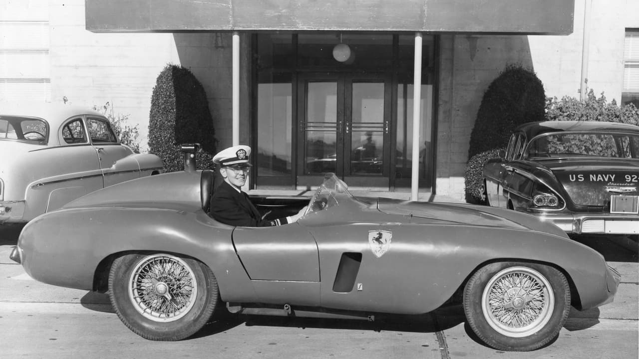 La historia de amor del Ferrari 500 Mondial serie II 1955, chasis 0556, y Robert Phillips, quien eventualmente lograría la graduación de Almirante, duró 
<b>58 años</b>. Aquí se ve a Phillips, quien nunca se separó del Ferrari incluso después de haber sido transferido a Turquía y a Nueva Jersey, junto al vehículo antes de iniciar un recorrido en solitario a través de Estados Unidos. El Ferrari 500 Mondial serie II 1955 chasis 0556 es conocido en los círculos de coleccionistas de automóviles clásicos como
<b> el Ferrari del Almirante</b>.