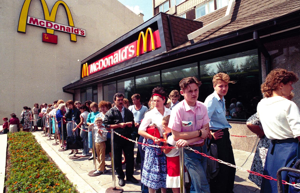 Este lunes 16 de mayo de 2022, 
<a href="https://www.univision.com/noticias/mundo/mcdonalds-anuncia-retiro-total-rusia-invasion-ucrania">la cadena estadounidense McDonald's decidió abandonar Rusia por completo</a>. En la foto, los rusos hacen fila frente a McDonald's en Moscú en 1991.