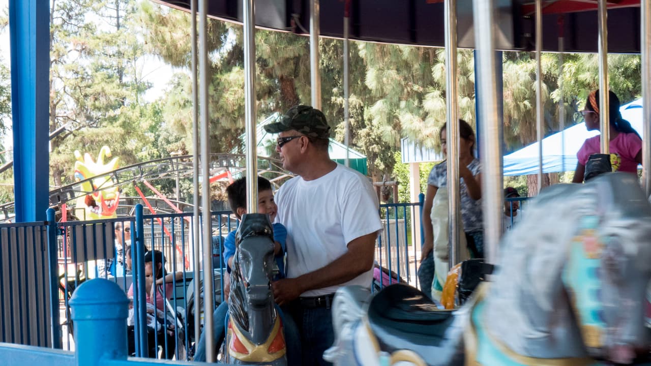 Familias del valle central visitaron los parques temáticos Playland y Storyland para disfrutar del Día de la Familia en Fresno.
