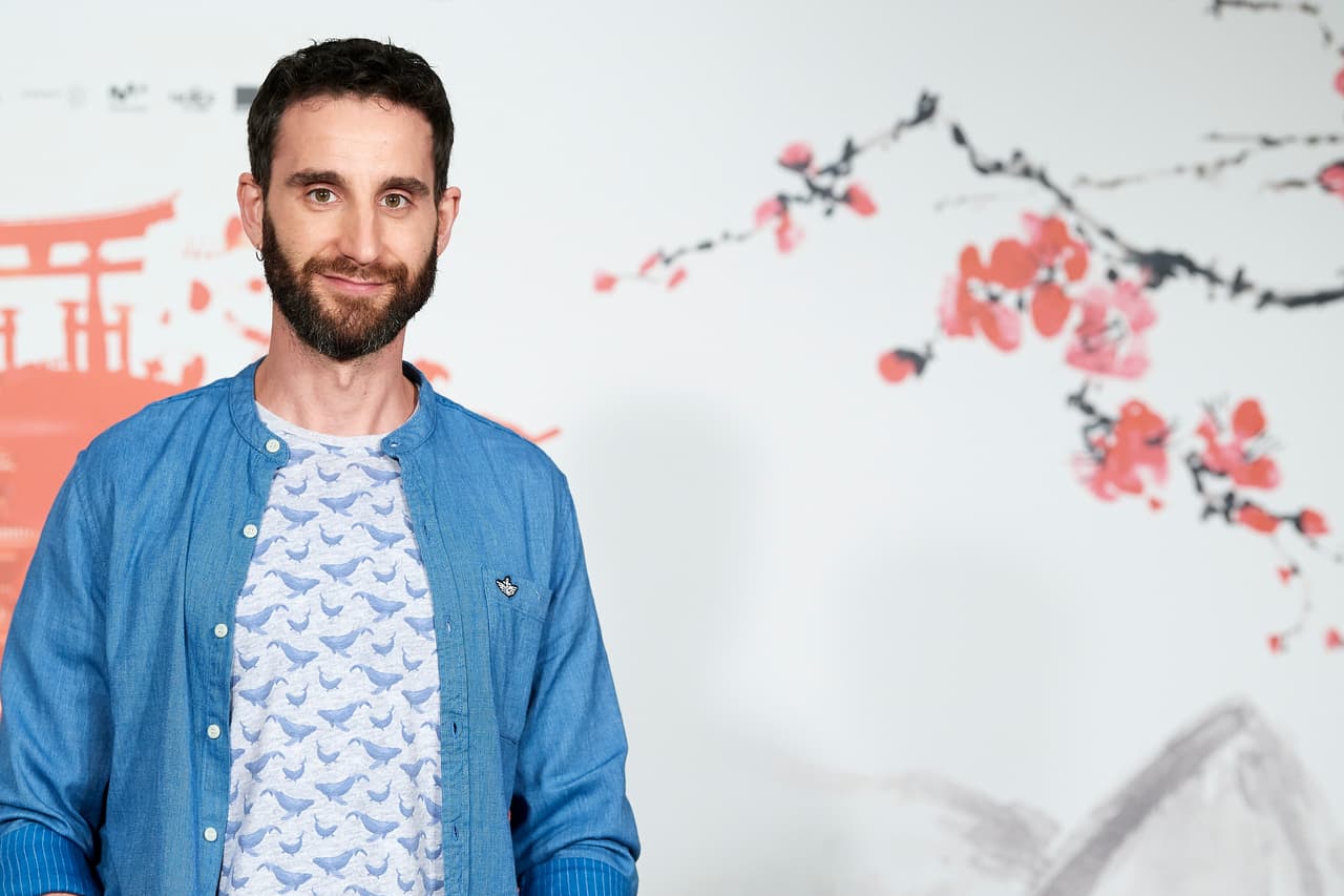 Adelantó que por ahora permanecerá resguardado en su hogar junto con su 
<b>"compañera de vida Clara Lago"</b>. "Cuento con el cariño 'telemático' de mi familia y mis amigos".
<br>