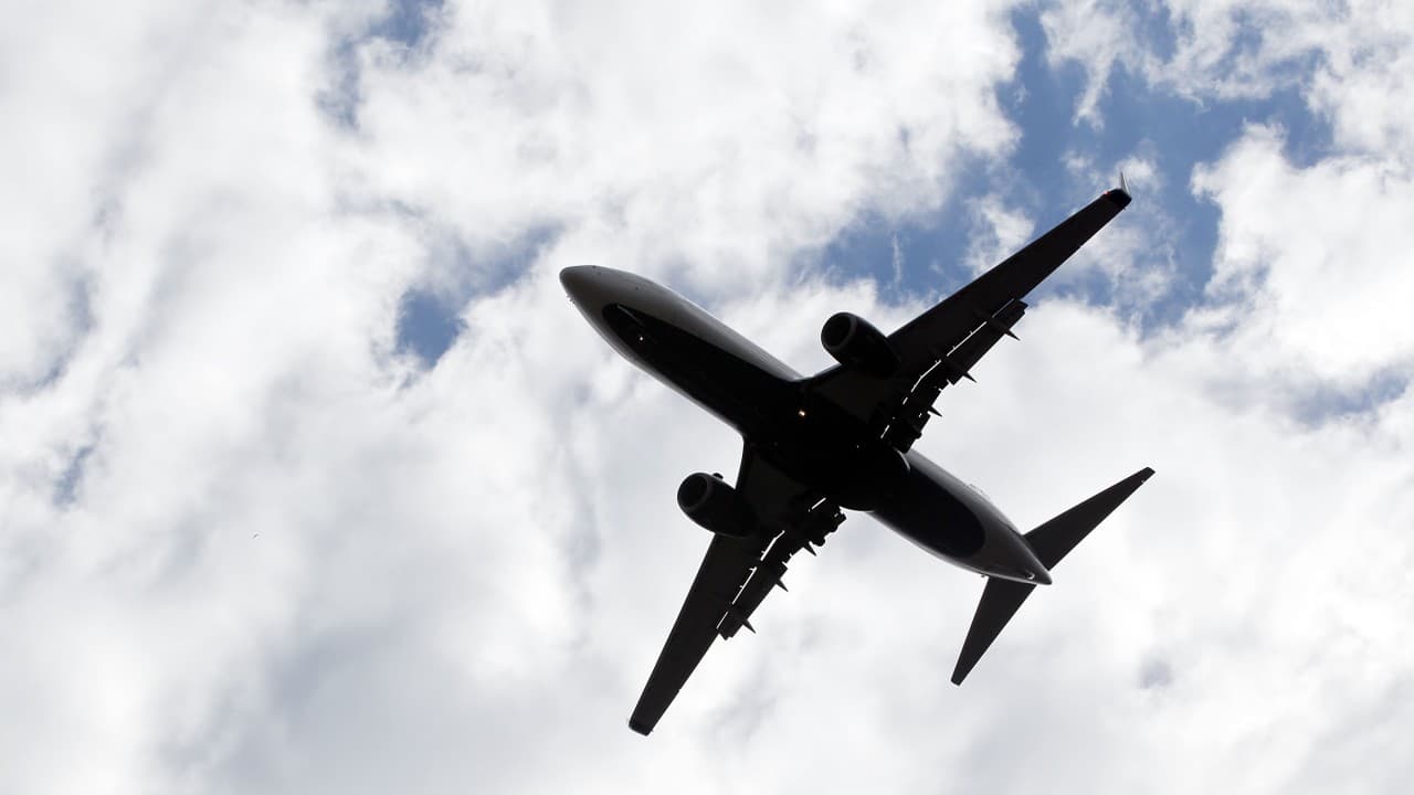 Cambio climático alargará y encarecerá vuelos en avión 