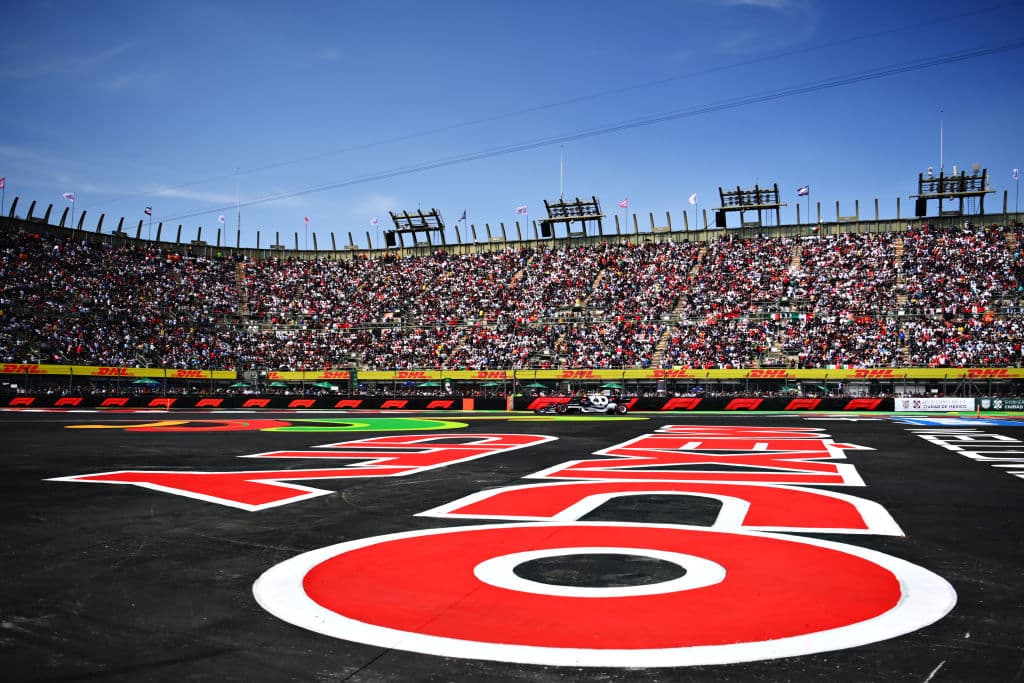 Con tiempo de 1:15.875 , el finlandés Valtteri Bottas se quedó con la pole position por delante de su compañero Lewis Hamilton y el neerlandés Max Verstappen de Red Bull Racing. El piloto mexicano Sergio Pérez se quedó con el mejor cuarto tiempo y no pudo conseguir la soñada primera pole position de su carrera.