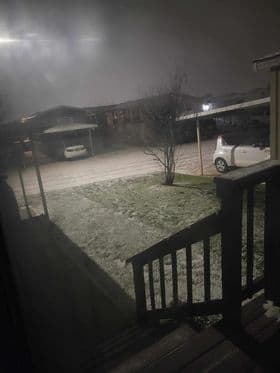 Karina Cordero en Keller captó que su jardín se cubrió de blanco durante la madrugada.