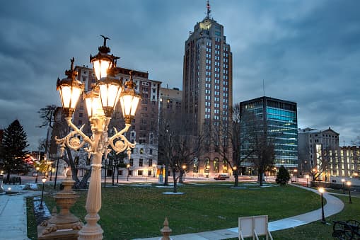 <b>36.</b>
<b>Michigan.- </b>En este estado, que obtuvo 46.93 puntos de 100 en el estudio, las personas no sienten que están desarrollando totalmente sus capacicades laborales y su realización profesional y, según los datos, hay un gran índice de personas que padecen depresión.