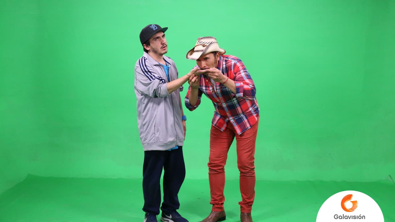 El primo Luis finge ser un adivino y le huele la mano al cousin Mike para saber su futuro.