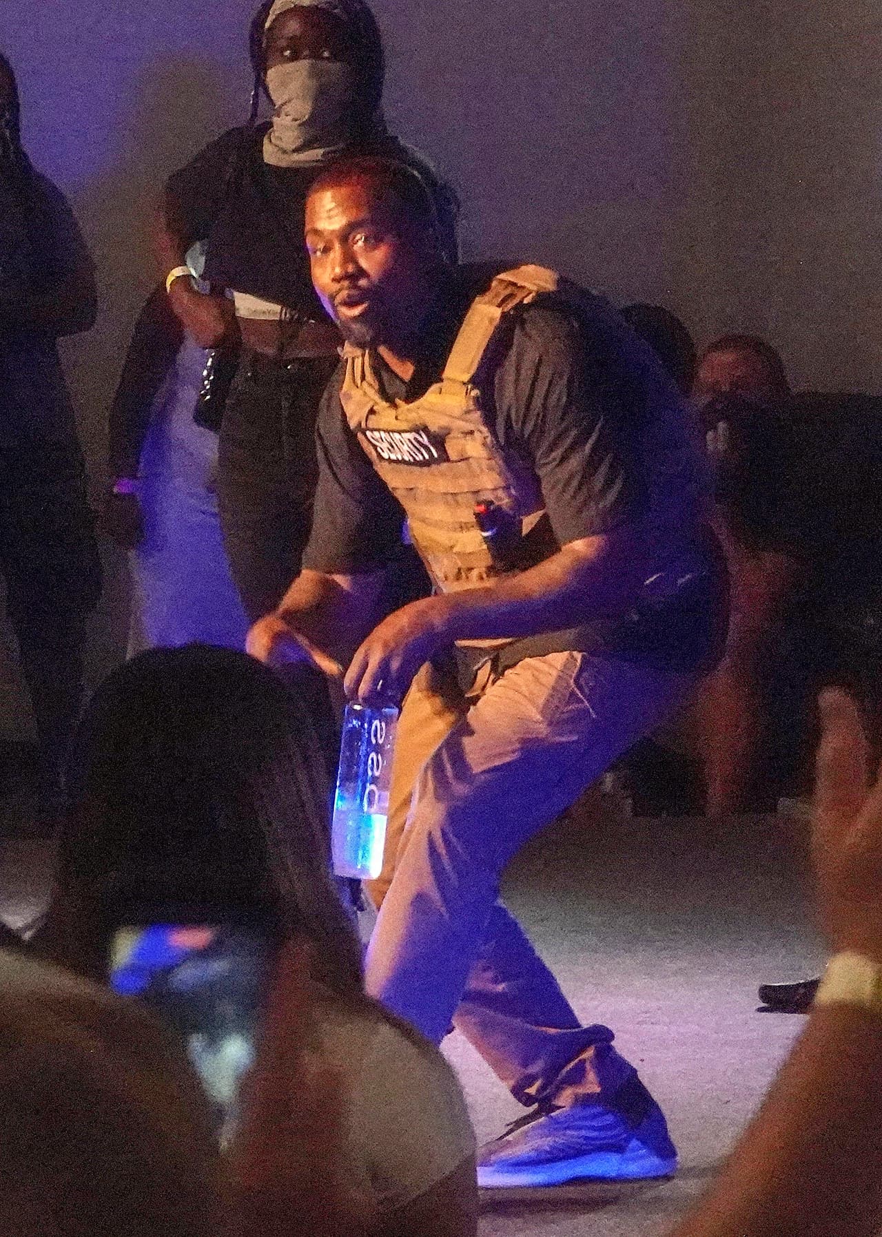 De acuerdo con la
<b><a href="https://www.mayoclinic.org/es-es/diseases-conditions/bipolar-disorder/symptoms-causes/syc-20355955#:~:text=El%20trastorno%20bipolar%2C%20antes%20denominado,y%20bajos%20emocionales%20(depresi%C3%B3n)." target="_blank">Clínica Mayo</a></b>, el trastorno bipolar "es una enfermedad mental que causa cambios extremos en el estado de ánimo que comprenden altos emocionales (manía o hipomanía) y bajos emocionales (depresión)". La institución aclara que esta enfermedad es de por vida, pero puede ser controlada con un tratamiento médico.
<br>