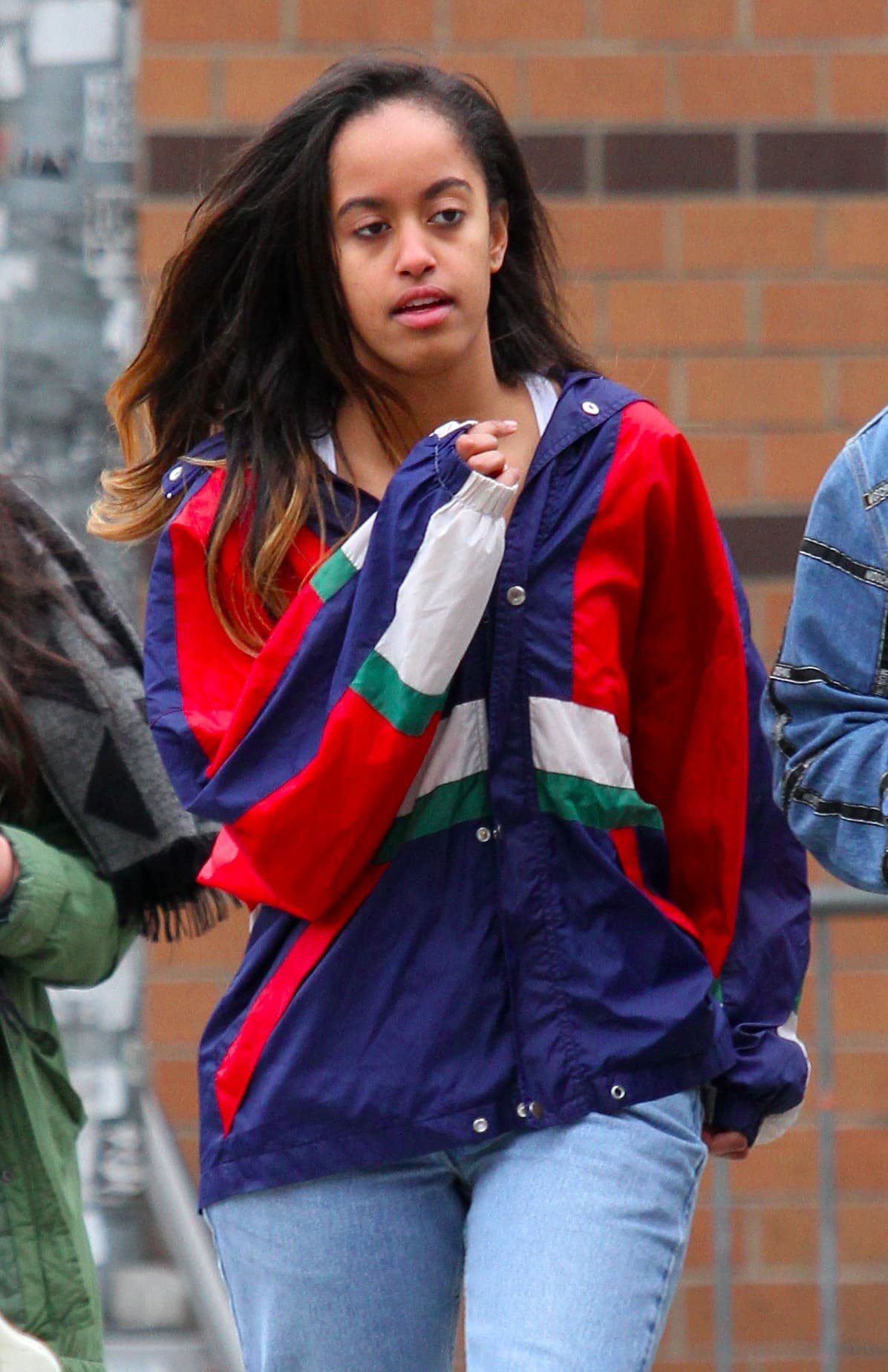 Malia Obama usa un rompevientos, Adidas Sneakers y jeans anchos.