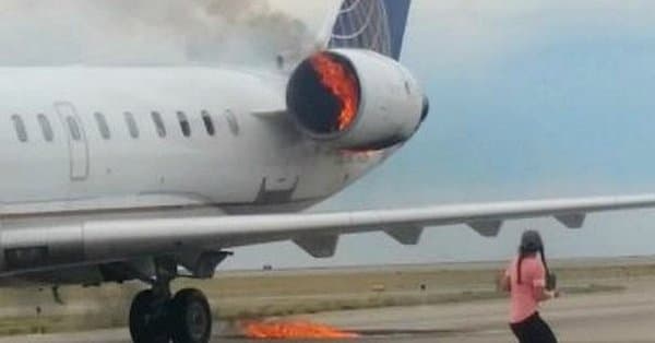 Avión de United Airlines aterriza con el motro en llamas