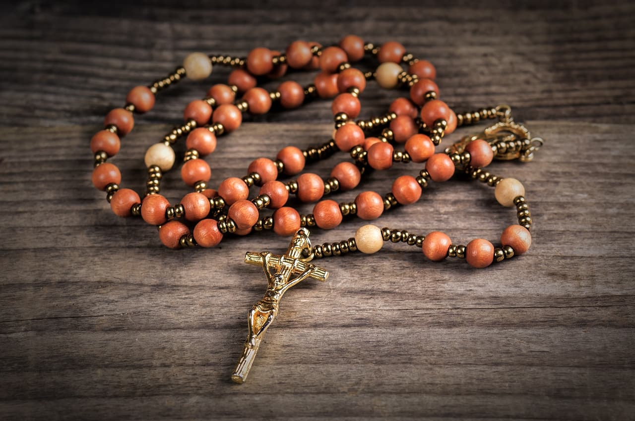 Un ROSARIO religioso no es un amuleto per se pero si es combinado con piedras o metales poderosos, como el CORAL o la CORNALINA, se crea un gran aire de protección en nuestros rezos y peticiones al Señor.