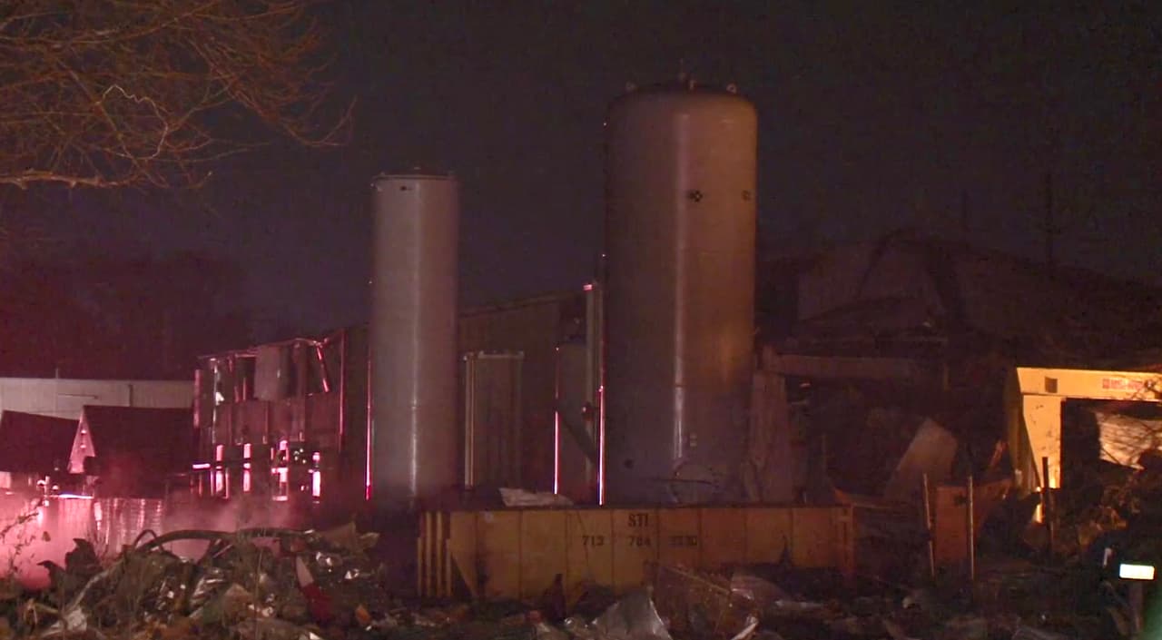 Las primeras versiones de autoridades indican que una fuga de gas en una fábrica que maneja diferentes tipos de gases.