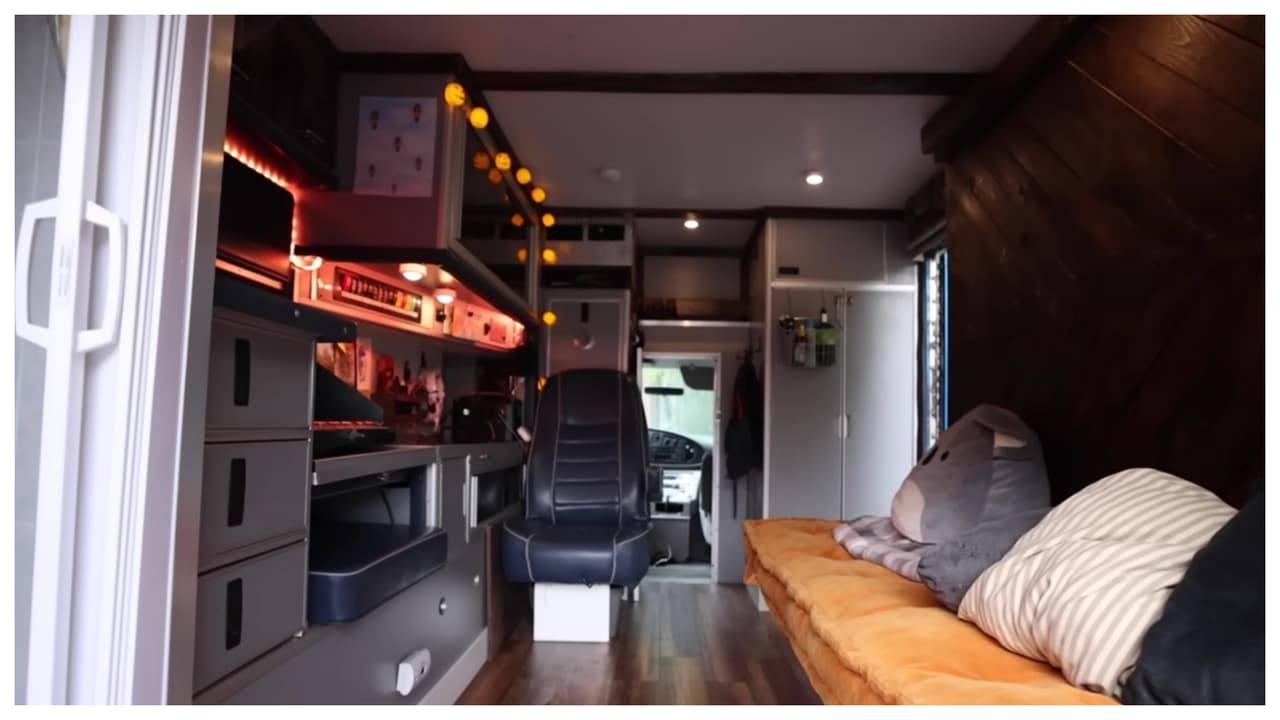 Además de sofá, tiene dos asientos, para poder recibir visitas. También quitó la pared que separaba la cabina del resto de la ambulancia, creando solo un espacio.