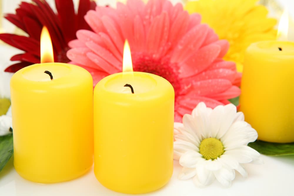 El color amarillo está relacionado con el Sol, con su luz brillante, llena de vida y positividad, pero eso el color de esta vela está rodeado de luz, vida y alegría, por una parte.