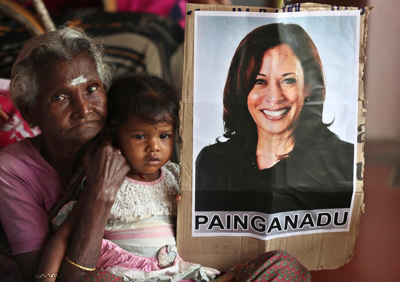 Una anciana y una niña en el pueblo de Thulasendrapuram, en la casa donde se planearon las celebraciones de la victoria del presidente
<a href="https://www.univision.com/temas/joe-biden"><u>Joe Biden</u></a> y su compañera de fórmula,
<a href="https://www.univision.com/temas/kamala-harris"><u>Kamala Harris</u></a>. Allí nació P.V Gopalan, abuelo materno de la vicepresidenta electa, y sus residentes celebraron el domingo lo que catalogaron como un logro histórico y de un "inmenso orgullo" para India.
<a href="https://www.univision.com/noticias/elecciones-en-eeuu-2020/la-vida-en-fotos-de-kamala-harris-la-primera-mujer-en-lograr-la-vicepresidencia-de-eeuu-fotos"><u>Vea aquí la vida en fotos de Kamala Harris: la primera mujer en lograr la vicepresidencia de EEUU</u></a>
<br>
<br>
<br>