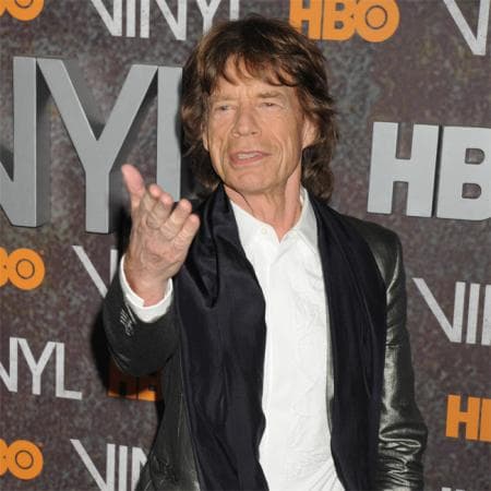 Mick Jagger confesó que mientras daba un paseo por Glastonbury, con su entonces mujer Marianne Faithful, ambos vieron delante de sus ojos una nave nodriza con forma de gigantesco cilindro.
