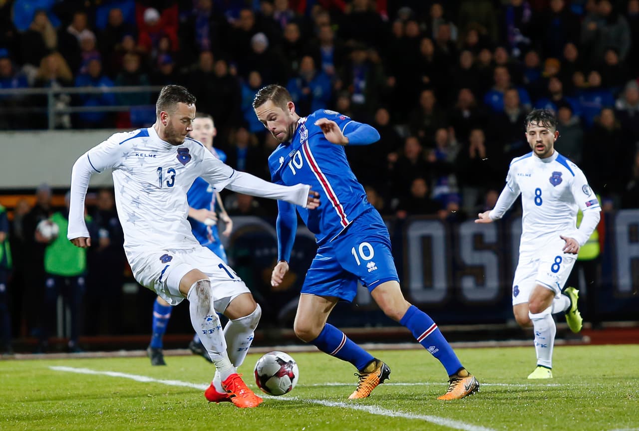 Enganchó con su pierna izquierda ante la marca, para hacerse un mejor lugar para rematar.