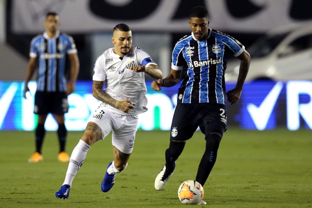 Santos sabe como jugar de local y hace que Gremio se arrepienta de haber pisado su cancha al vencerlos 4-1 y conseguir su lugar en las semifininales del torneo.