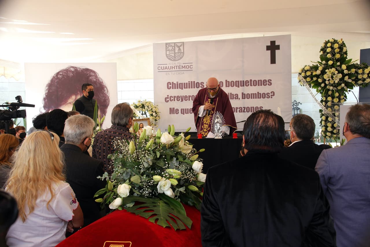 Al rededor de las 10 de la mañana, el cortejo fúnebre salió de la funeraria Félix Cuevas con destino al Monumento a la Madre en la Ciudad de México.