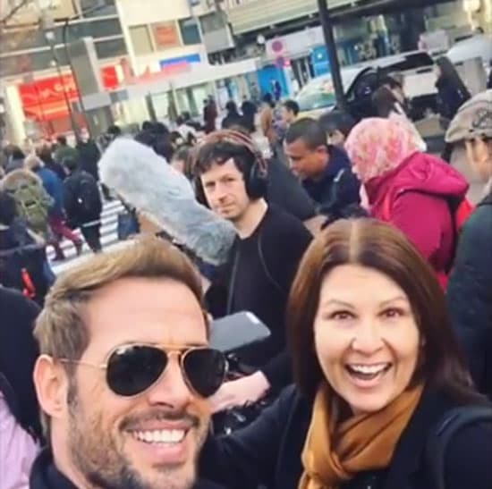 Al caminar por las calles de Japón no dejó de tomar fotos, además atendió a varias de sus seguidoras.