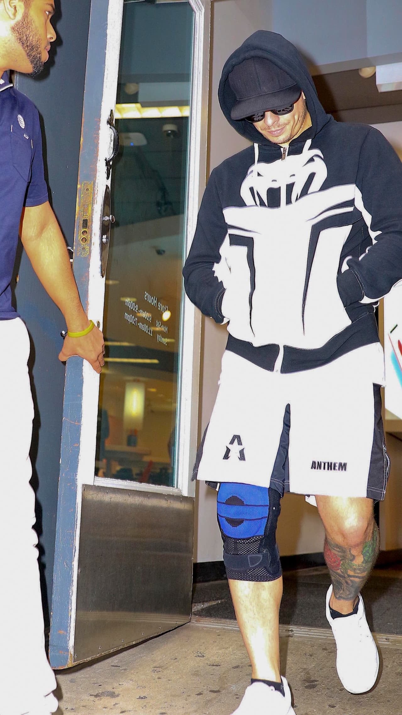 Un día después de que se anunciara el súbito rompimiento entre Casper Smart y Jennifer Lopez, los fotógrafos captaron así a Casper saliendo de un edificio en Nueva York.