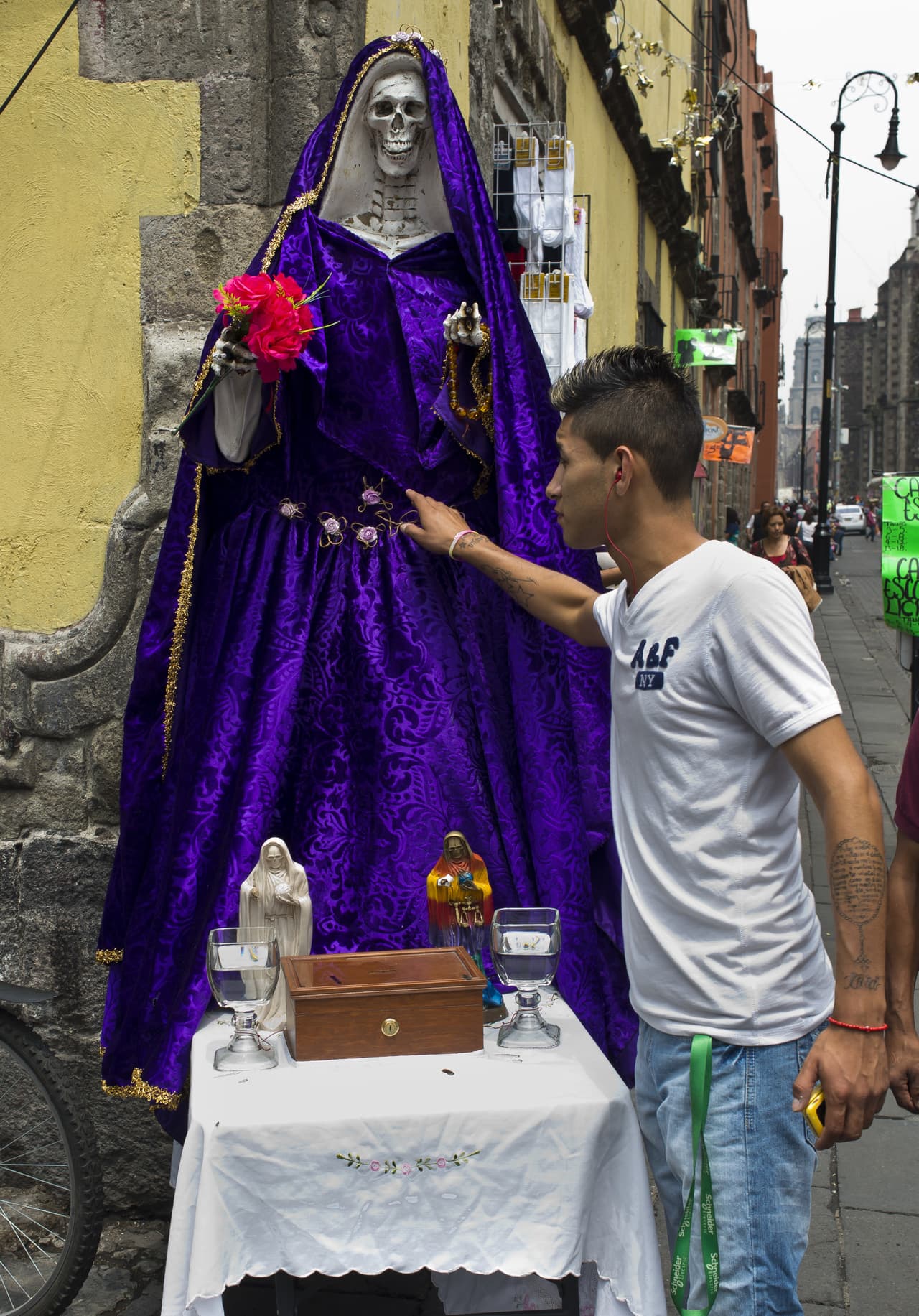 Pero finalmente con la llegada de los españoles al continente americano, la situación comenzó a cambiar. Con las matanzas de indígenas y la colonización y las doctrinas religiosas católicas que vinieron a imprimir, se perdió muchísimo de la cultura original. La figura de la muerte en las creencias de los nativos se intentó erradicar, queriendo eliminar todo aquello relacionado con la veneración a la muerte.