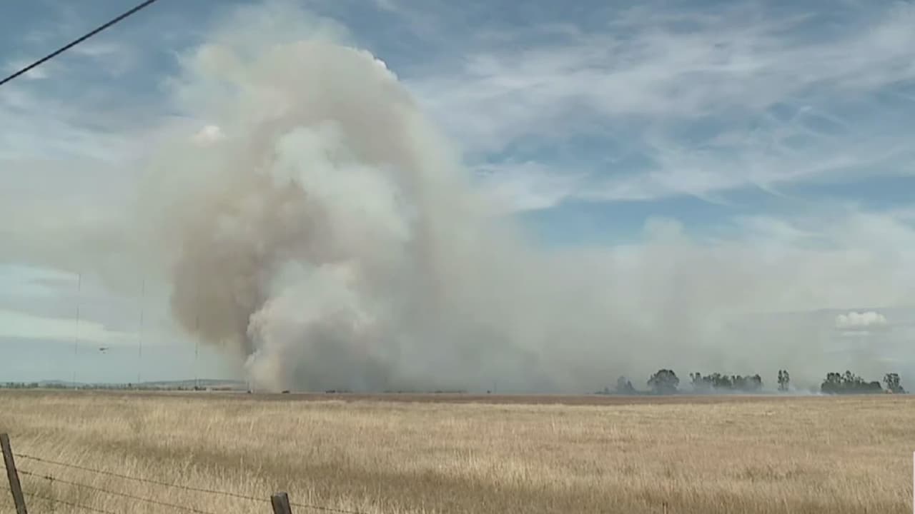 Incendio de rápida propagación al este de Sacramento provoca evacuación y cierre de vialidades