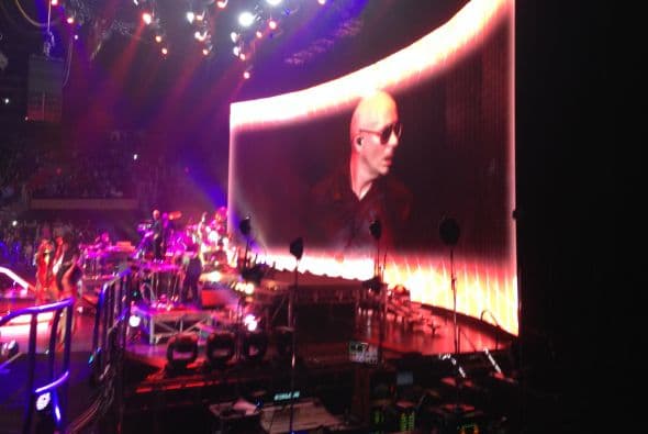 Con el US Airways completamente repleto, Pitbull y Enrique Iglesias hicieron retumbar el centro de Phoenix con un tremendo fiestón que duró más de 3 horas.En el concierto, estaban presentes celebridades como Jessica Cediel del Gordo y La Flaca y William Valdes de Despierta America, entre otros. Durante el show, los fans enloquecieron y corearon los éxitos de ambos artistas. Enrique Iglesias, hasta saltó del escenario para interactuar con su público y tomarse selfies con ellos.