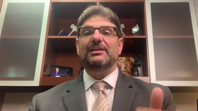 El abogado criminalista Ángel Leal explicó que el conductor prófugo podría enfrentar cargos por homicidio involuntario u homicidio por negligencia culposa. La primera instancia es una felonía Clase 3 con una posible pena de 2 a 5 años de prisión y en el segundo caso la sentencia podría llegar hasta los 20 años.