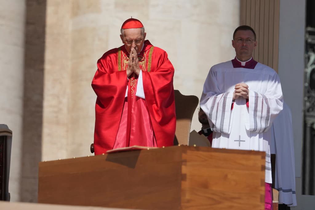 El decano del Colegio Cardenalicio, Giovanni Battista Re, reza frente al ataúd del papa Francisco durante su funeral, en la Plaza de San Pedro del Vaticano.