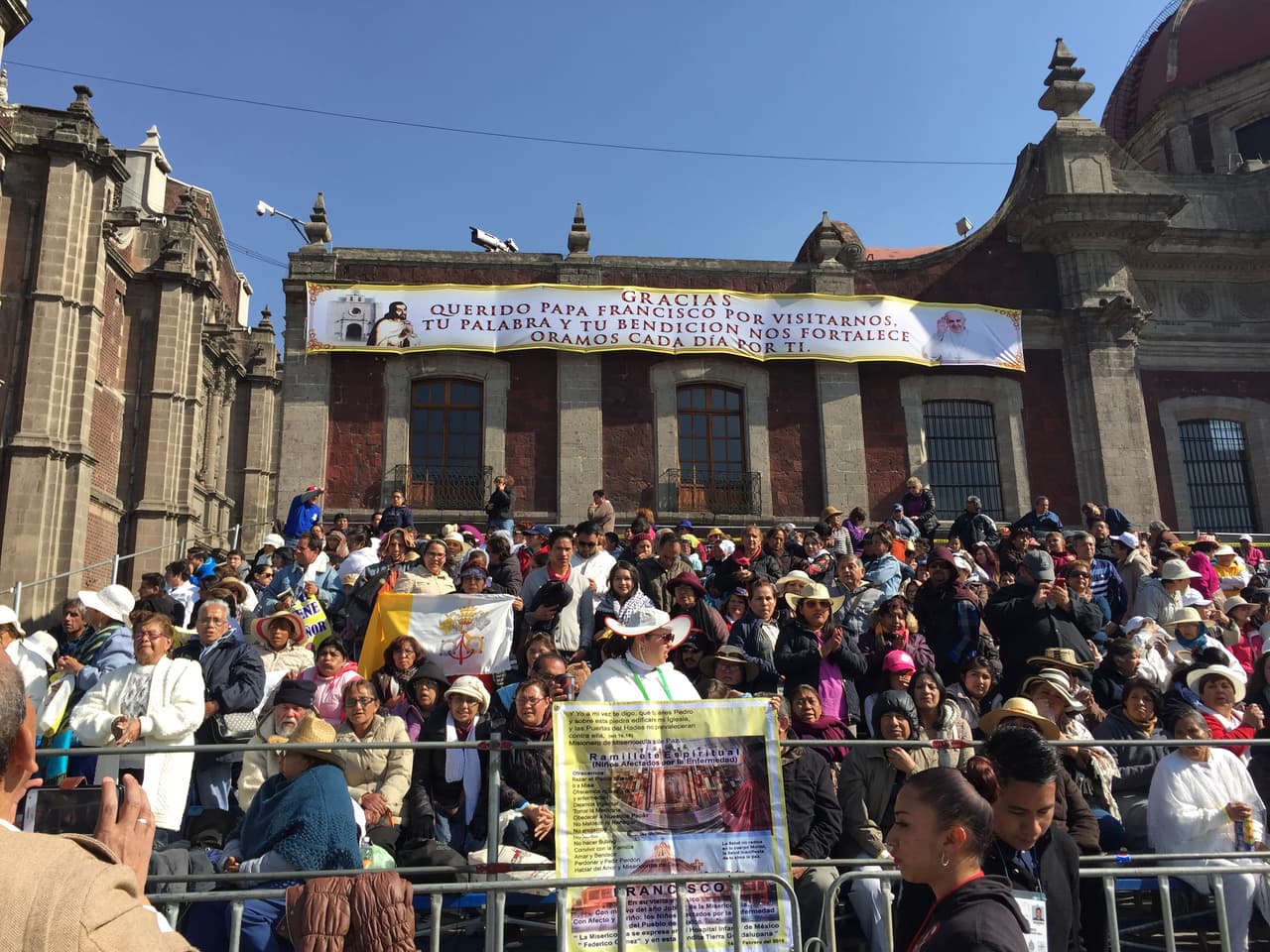 La multitud en la Ciudad de México espera desde temprano.