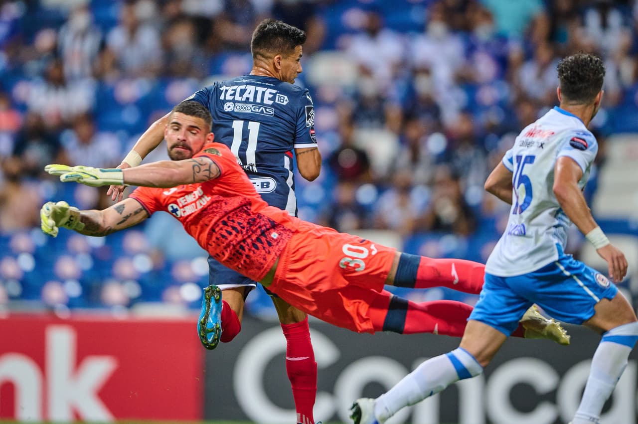 Un solitario gol de Maxi Meza le da la victoria 1-0 a Monterrey y toman una cómoda ventaja en las semifinales de la Concacaf Liga de Campeones frente a Cruz Azul.