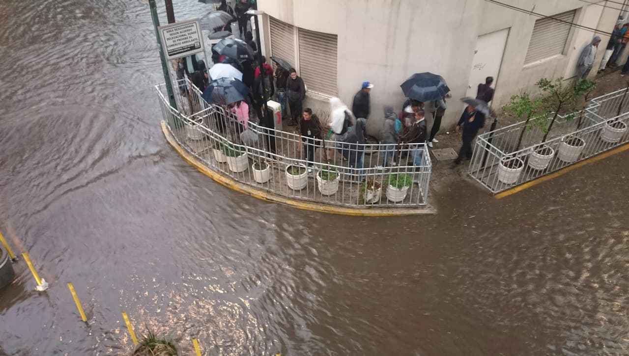 La intensa tormenta provocó que el agua que entrara a diversas estaciones del Metro al rebasar la capacidad de las bombas para desalojarla.