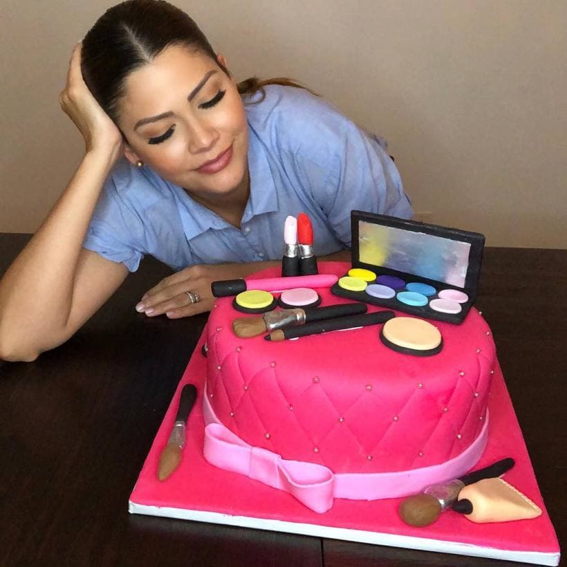Quienes conocen a Ana Patricia saben que le encantan los cosméticos y hasta un pastel personalizado recibió en uno de sus cumpleaños.