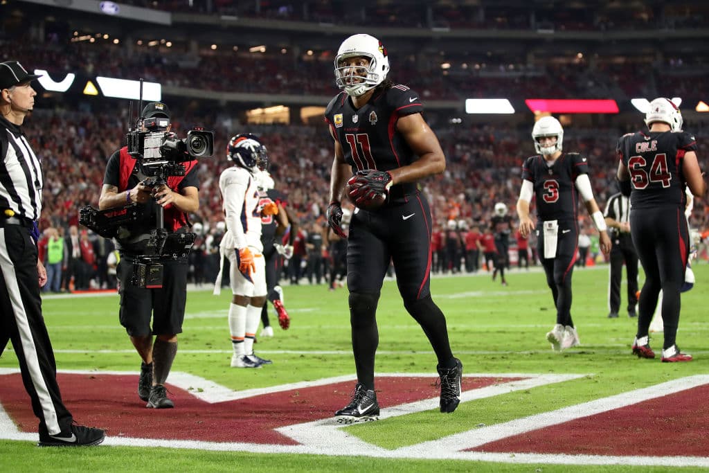 Los Cardinals dieron leves señales de vida cuando Josh Rosen se conectó con el estelar y futuro miembro del Salón de la Fama Larry Fitzgerald en envío de anotación de 4 yardas para poner el 35-10.