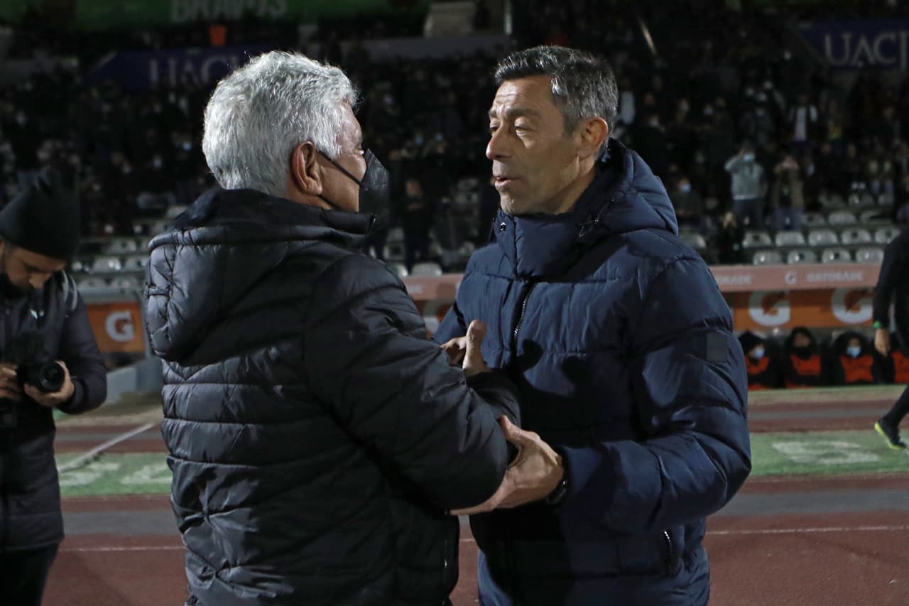 Ferretti y Caixinha se saludaron efusivamente antes del inicio del partido.