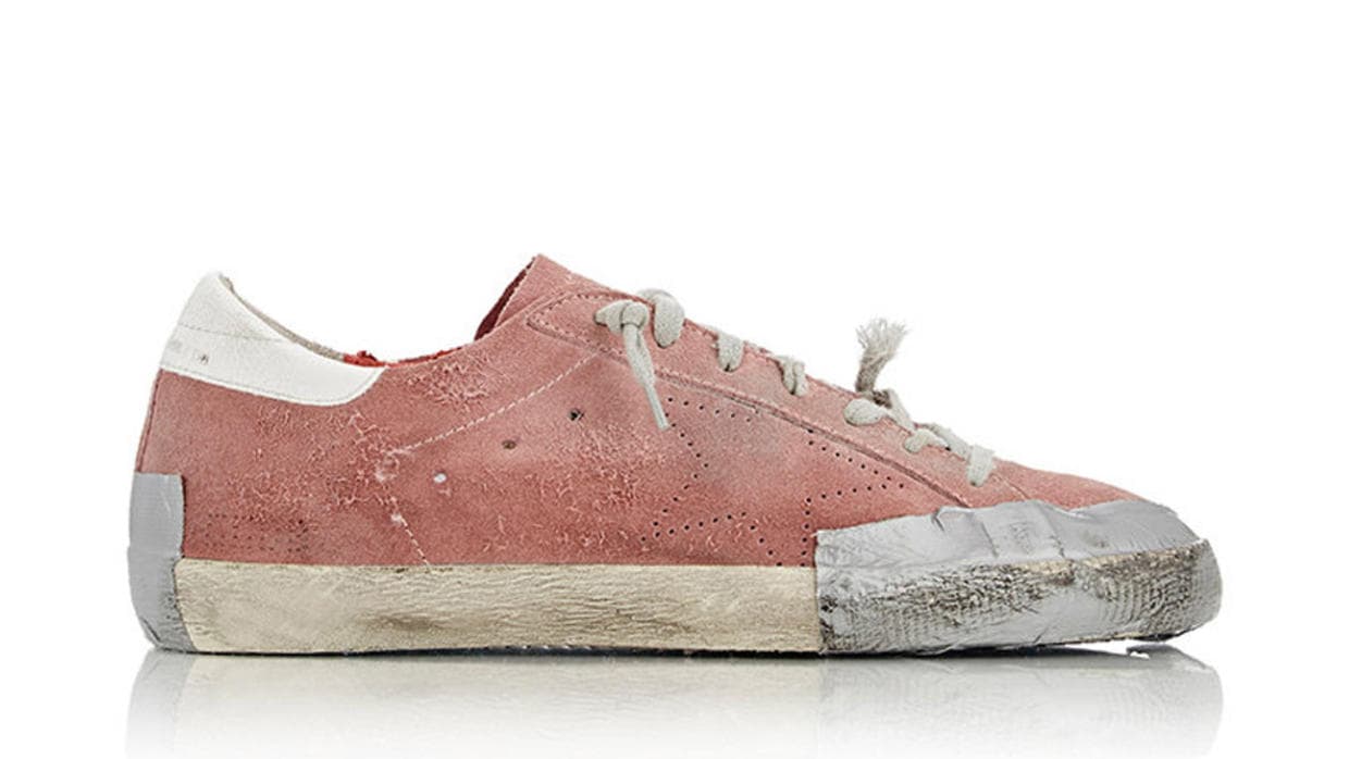 <b>No laves tus tenis, se llevan así</b>
<br>Lo estás viendo bien. Estos tenis de la marca Golden Goose se venden tal cual, así de rotos y desgastados. ¿Lo más increíble? 
<a href="http://www.univision.com/estilo-de-vida/zapatos/los-nuevos-tenis-de-moda-se-venden-rotos-desgastados-y-cuestan-mas-de-2-000-dolares">Cuestan más de 2,000 dólares</a>, y sí, hay gente que los está comprando.