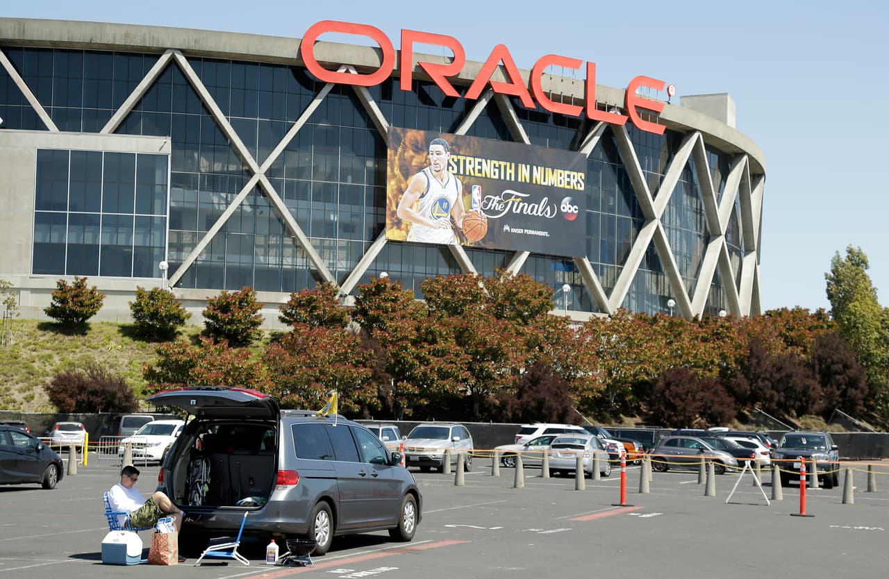 Luego de 47 años Oracle Arena vio disputar su último partido de temporada regular en su historia. El recinto que se ha puesto de moda y que ha sufrido modificaciones y remodelaciones para mantenerse como una arena vigente, baja el tel´ón en partidos de este corte.