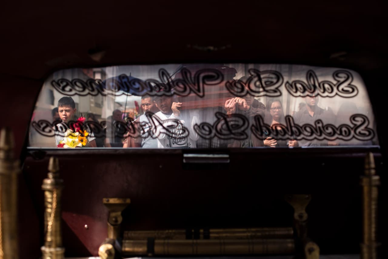 Un coche fúnebre encabezó la marcha de los familiares por las calles de Ibarra. Este caso se suma a los 88 femicidios ocurridos en 2018.