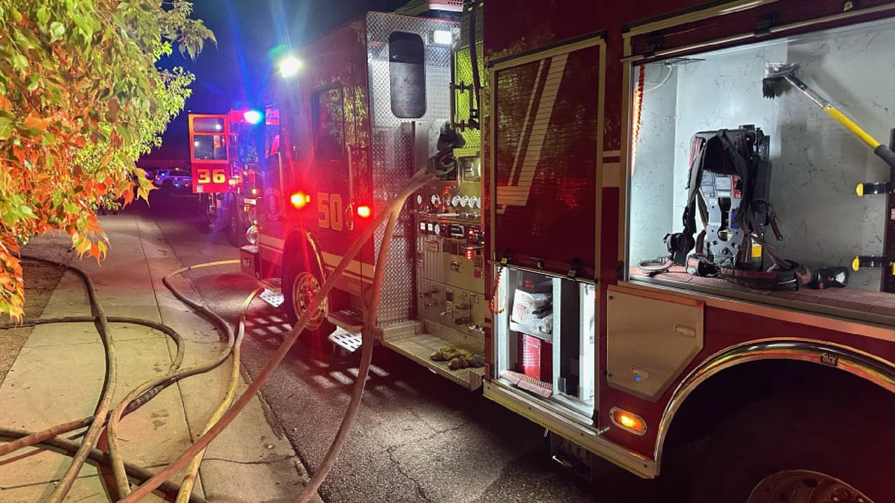 Al llegar al lugar, cuadrillas del Departamento de Bomberos comenzaron a buscar potenciales víctimas, mientras se tendían líneas de suministro.