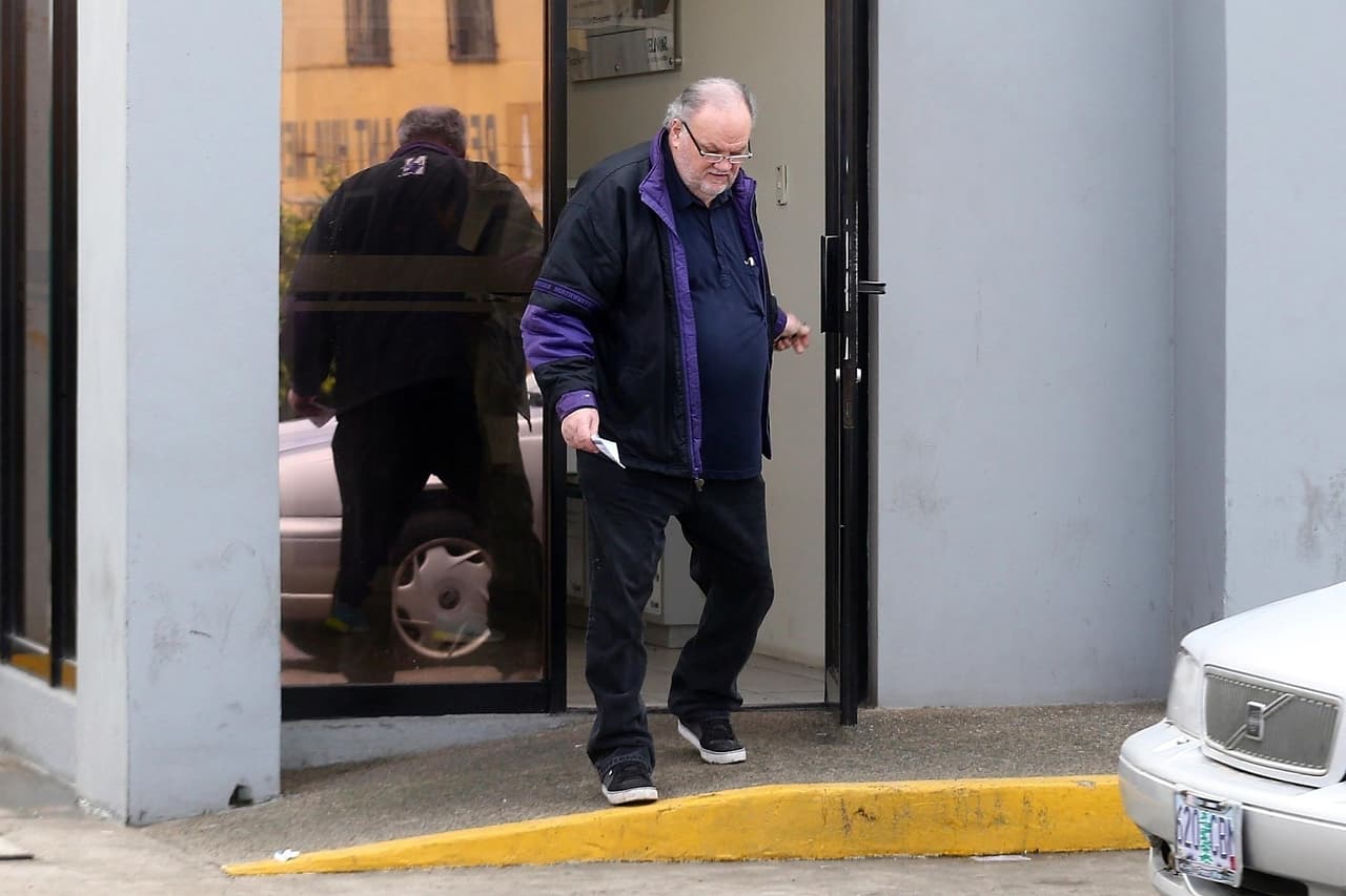 Al igual que 
<b><a href="https://www.univision.com/entretenimiento/realeza/se-canso-de-insultarla-la-hermanastra-de-meghan-markle-viaja-a-londres-y-le-pide-perdon-de-lejos">su hermana mayor, Samantha</a></b>, lo que busca Thomas Markle Junior es que, al menos, Meghan se acerque de nuevo al padre de los tres.