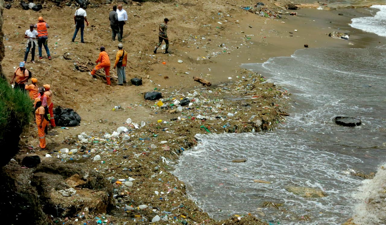 Debido a la contaminación que afecta a las playas de la capital desde hace varias décadas, las autoridades no las consideran aptas para lel baño. Según el alcalde de Santo Domingo, David Collado, la basura que llegó a la capital procedía de municipios aledaños e incluso desde la provincia Monte Plata, donde nace el río Ozama.