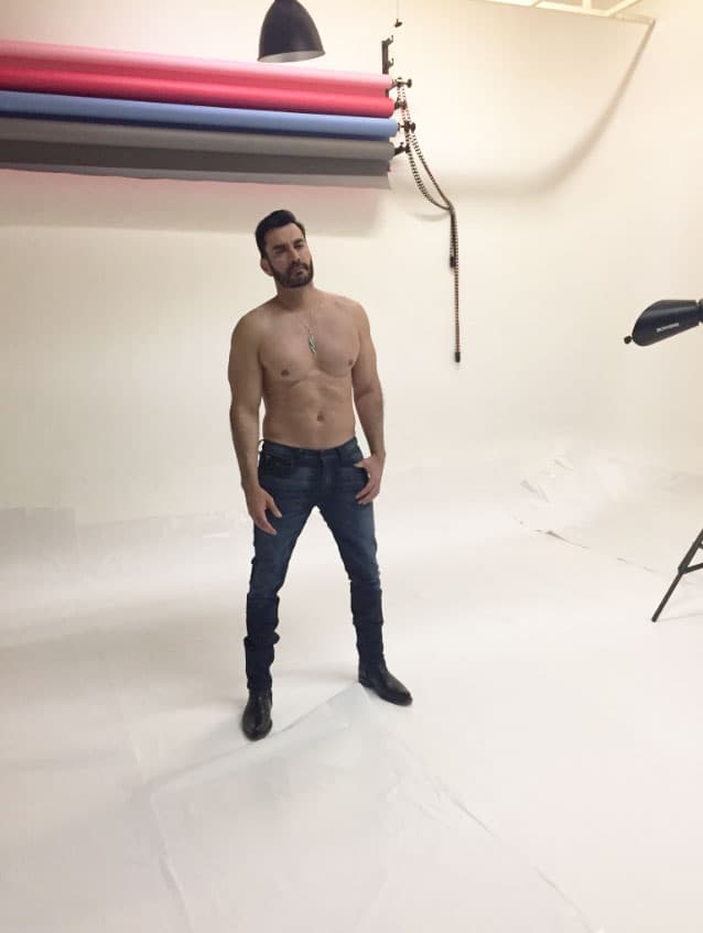 El protagonista de 
<b><a href="http://www.univision.com/novelas/la-doble-vida-de-estela-carrillo">'La doble vida de Estela Carrillo'</a></b> siempre ha tenido un cuerpo muy trabajado, y ahora podrá mostrarlo con sensuales bailes que les provocarán taquicardia a sus fans.