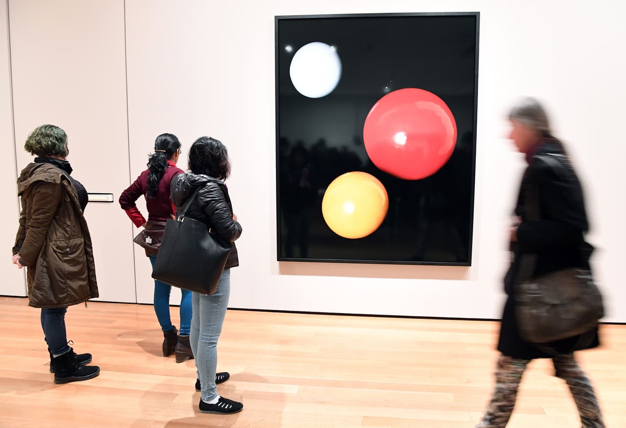 Según el MoMa, siete trabajos del pintor sudanés Ibrahim el-Salahi, del fallecido arquitecto de origen iraquí Zaha Hadid y de cinco artistas iraníes reemplazaron obras de artistas occidentales como Picasso y Matisse. En la imagen, un grupo de personas observa una obra de la fotógrafa de origen iraní Shirana Shahbazi.