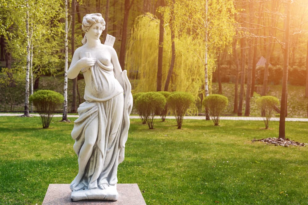 <b>Sagitario</b>
<br>Tú estás protegido por Diana la cazadora, reina de la naturaleza y de los bosques, es aquella que uno acude cuando está en auxilio, aquí que este momento es para que le pidas ayuda y te dice que decretes lo siguiente “celebro mi vida como la flor de una cota estación en el mundo”.
<br>