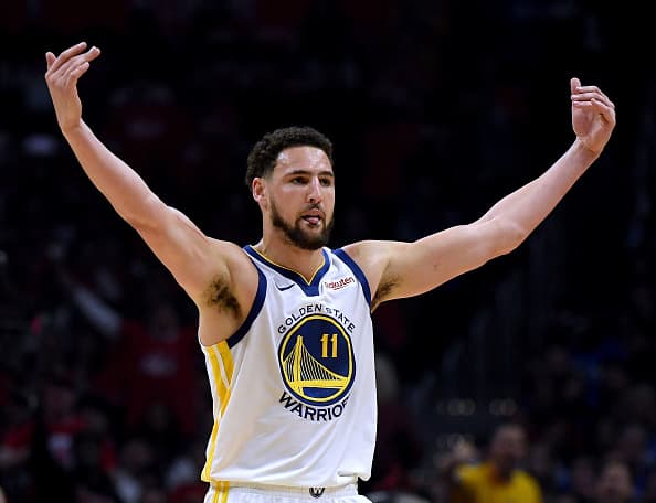 Se trata de Klay Thompson, un jugador del equipo de los Warriors de Golden State.