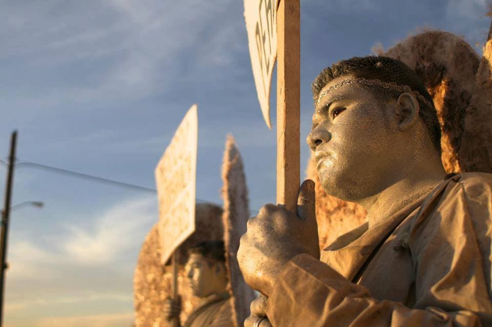 Según Mayorga, los ángeles han pasado por momentos de riesgo, pues llevan mensajes incómodos a zonas de mucha violencia. “Hemos tenido amenazas de la policía municipal de Ciudad Juárez y del mismo crimen organizado que nos han estado siguiendo”, advierte en entrevista con Andrea Sambucetti.