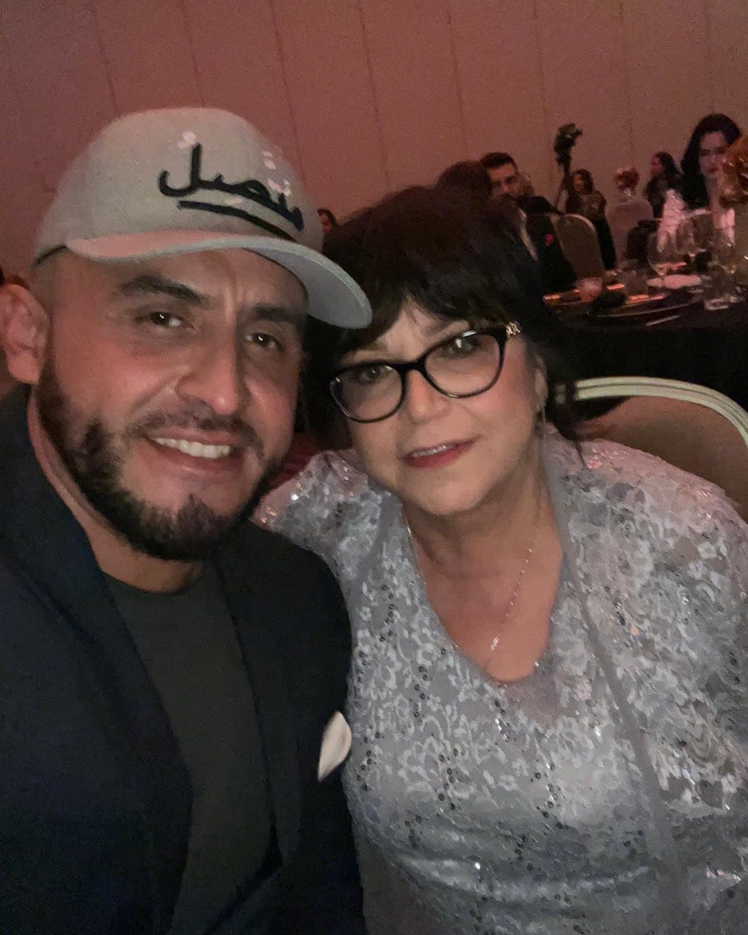 “Me dice una mujer: ‘así debería de estar en la cocina, así de arreglada’. Le digo: ‘¡Qué víbora! ¿Qué tengo que ponerme mi traje de noche para cocinar?’”, relató.