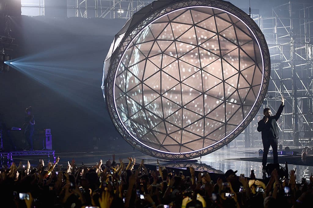 The Weeknd rompiéndola